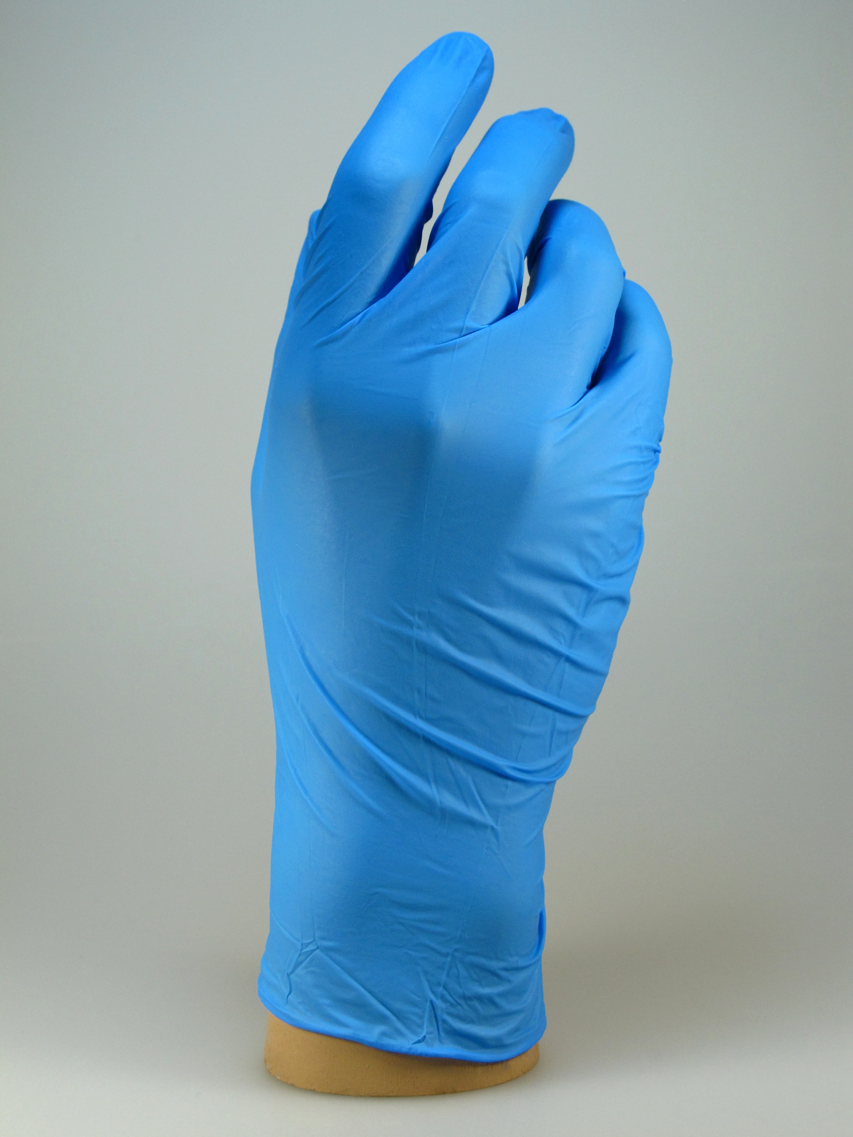 Blauer Nitril-Handschuh an Mannequin-Hand